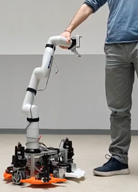 - l’operatore sanitario può letteralmente prendere per mano il robot 